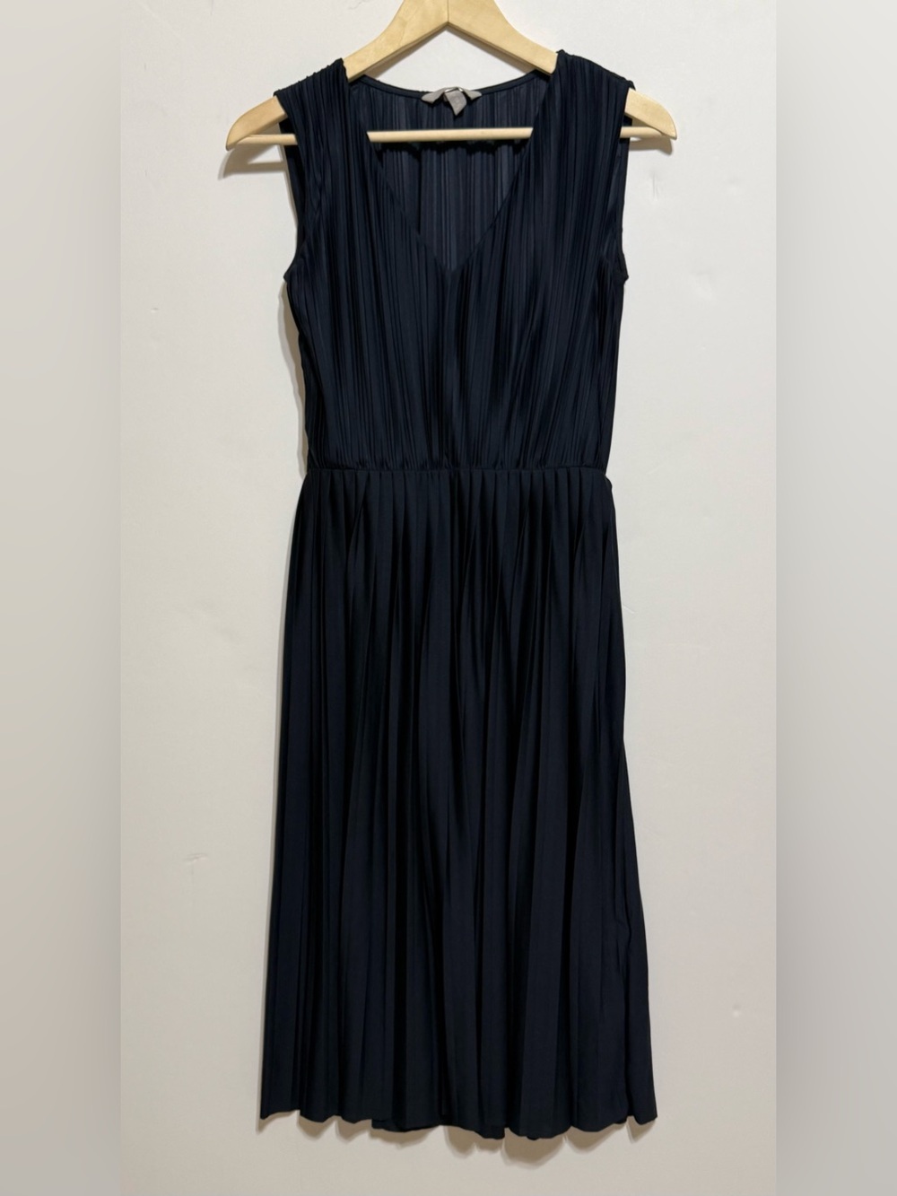 H&M navy blue sleeveless pleated midi dress